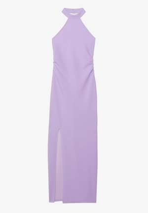 Robe maxi sans manches lavande avec col montant, fermeture boutonnée dans le dos, fronces latérales et fente haute à l’avant sur tissu lisse.