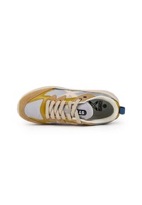 Zapatilla de canalé con parte superior de malla y ante en gris, amarillo y beige, con un collar acolchado y una pestaña en el talón azul.