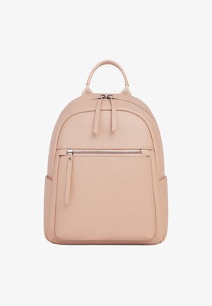 Kleiner lederner Rucksack in zartem Rosé mit abgerundetem Oberteil, vorderer Reißverschlusstasche, zwei Reißverschlusszügen, Seitentaschen und einem oberen Tragegriff.