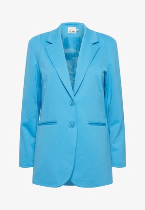 Blazer ajusté bleu en tissu doux, doté d'un col cranté, de deux boutons et de poches latérales avec un subtil détail de couture.