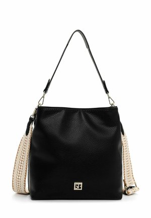 Sac seau en cuir noir à finition texturée, avec un logo en ton or et une bandoulière tressée crème. Anse d'épaule réglable.