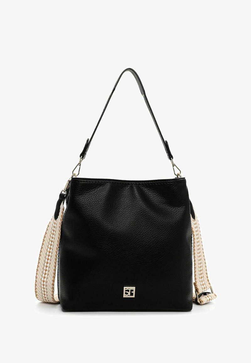 Borsa a secchiello in pelle nera con finitura testurizzata, caratterizzata da un logo color oro e una tracolla intrecciata color crema. Manico regolabile per la spalla.