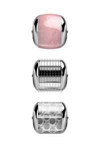 Tre metallic tilbehørsdele: en blank pink marmoreret overflade, et tekstureret sølvbånd med vandrette linjer, og et klart design med boblemønster.