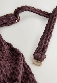 Pleciony fioletowy pasek z tkaniny z metalicznymi akcentami i złotym metalowym zapięciem. Teksturowany wzór z plecionym motywem.