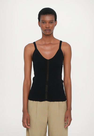 Sort ribbet tanktop med v-hals, tynde stropper og lodrette linjemønstre. Letvægts strikket materiale, tætsiddende design.
