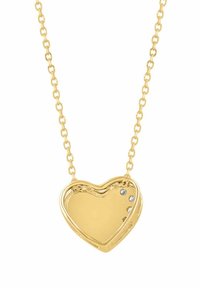 Collana con ciondolo a forma di cuore in oro con finitura lucida, caratterizzata da tre piccole pietre trasparenti e bordo lavorato, appeso a una catena a maglie.
