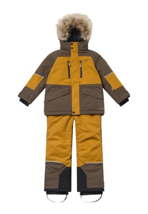 Veste d'hiver isolée bicolore marron et jaune avec capuche en fourrure et pantalon de neige assorti avec poignets renforcés et sangles ajustables.