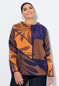 Pull en tricot avec des motifs de feuilles marron, orange et violet ; manches longues ; encolure ronde ; coupe décontractée ; fil texturé.