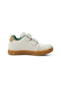 Sneakers sintetiche bianche con bordi verdi, dotate di due cinturini a strappo e suola in gomma testurizzata di colore marrone.