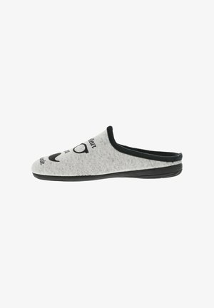 Chausson en textile gris avec un bord noir, présentant un design de visage souriant et des accents de texte. Dessus doux et semelle en caoutchouc noir pour une meilleure adhérence.