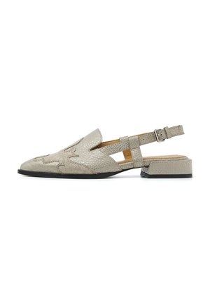 Buty typu slingback na niskim, szerokim obcasie, z metalicznej srebrnej skóry ekologicznej, ze spiczastym noskiem, wycięciami i ozdobnym przeszyciem.