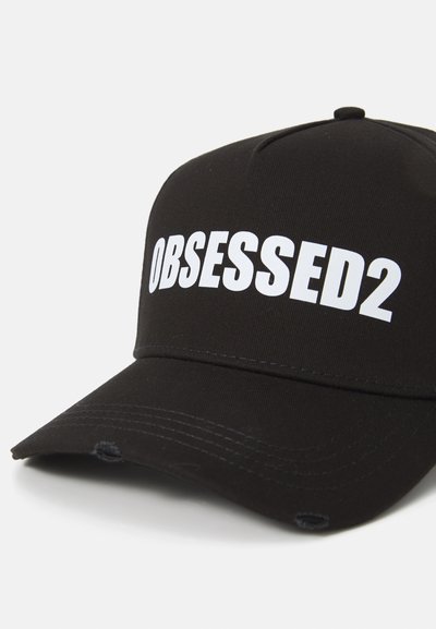 Cappello da baseball nero in cotone con la scritta "OBSESSED2" in grandi caratteri bianchi sulla parte anteriore. Visiera curva con dettagli di cucitura ben visibili.