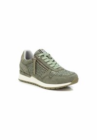 Zapatillas de ante verde y punto con cierre de cordones, cremallera lateral, paneles texturizados y un logotipo sutil en la lengüeta. Suela ligera.