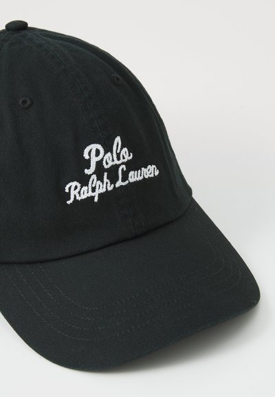 Svart baseballcap laget av bomullstoff med hvit brodert logo "Polo Ralph Lauren" foran. Bøyd skjerm med sømdetaljer.
