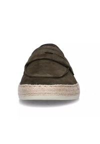 Scarpa slip-on in suede marrone con suola intermedia in juta intrecciata, dotata di due cinghie in Velcro e design a punta rotonda. Texture liscia, accenti minimi.