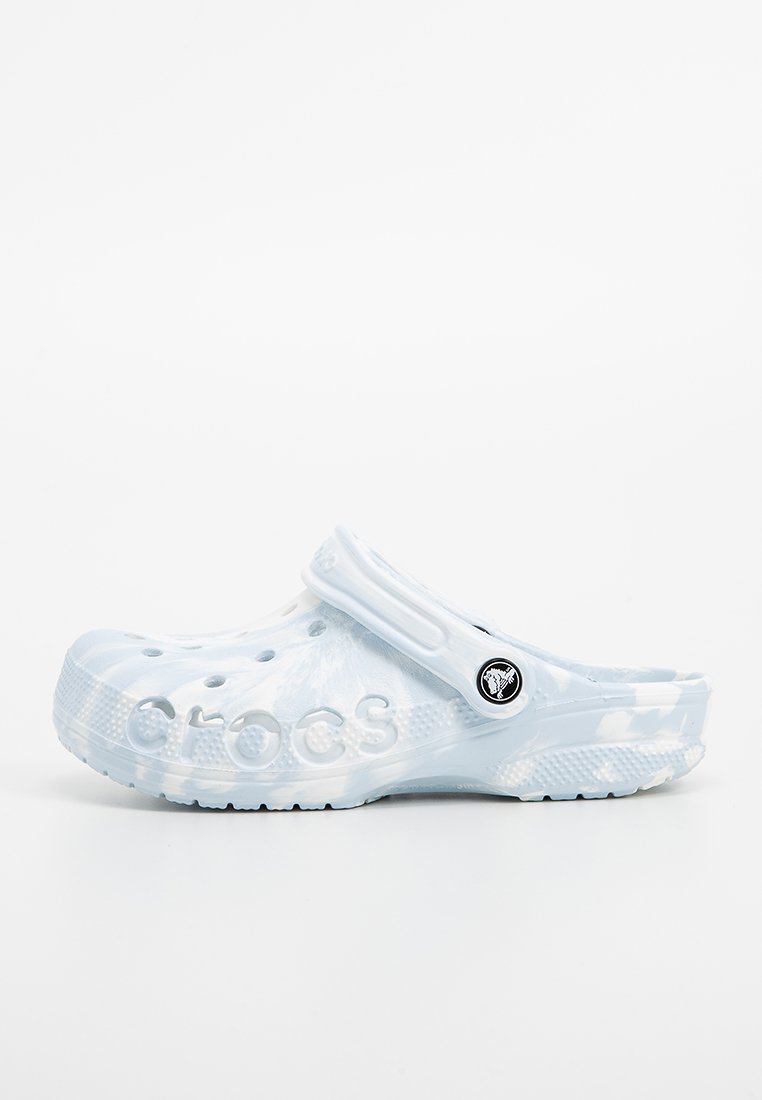 Lichtblauwe houten klomp van rubbermateriaal met ventilatiegaten, verstelbare hielriem en "CROCS"-logo aan de zijkant.