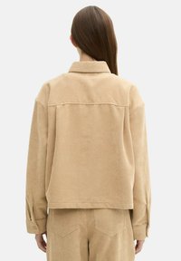 TOM TAILOR DENIM MIT AUFGESETZTER BRUSTTASCHE - Košilová halenka  - caramel beige