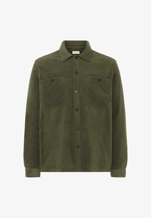 Olivgrünes Flanellhemd mit weicher Textur, mit Knöpfen vorne, zwei Brusttaschen und schwarzen Knöpfen. Taillierter Kragen, lange Ärmel.