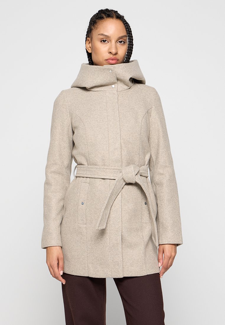 Beige wollen blend jas met een hoge kraag, lange mouwen, zijzakken, tailleband en een gladde textuur. Geen zichtbare patronen of hardware.