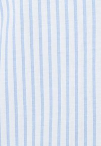 Tela de algodón ligera con rayas verticales en azul claro y blanco. Textura suave con un diseño nítido y patrones distribuidos de manera uniforme.