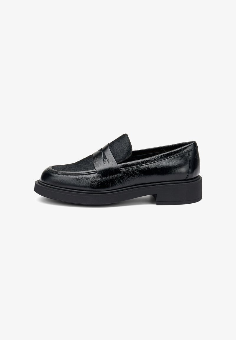 Mocasines negros con cuero liso y una parte frontal texturizada, con punta redondeada y una suela de goma gruesa y plana.