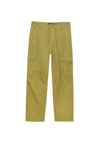 Pantalon cargo kaki en coton avec une coupe décontractée, deux poches avant et deux poches latérales, avec des détails de couture et une fermeture par bouton.