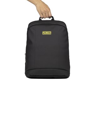 Mochila negra con un diseño estructurado, que presenta un logo amarillo de "MUNICH" y un asa en la parte superior, fabricada con un material duradero y texturizado.