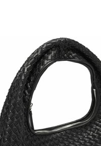 Borsa a tracolla in pelle intrecciata nera con manico arrotondato e chiusura con zip. Presenta una superficie texturizzata e un'apertura curva per un facile accesso.