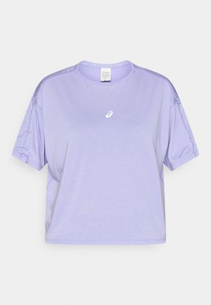 Λεβάντα κοντομάνικο μπλουζάκι με στρογγυλή λαιμόκοψη, λεία υφή και λευκό λογότυπο στο στήθος. Χαλαρή εφαρμογή με σ gathers details στις μανσέτες.