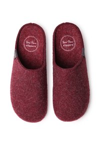 Par maroon filcanih žepnih copat s zaobljenimi prsti in natisnjenim "Toni Pons slippers" znotraj vsakega podplata.