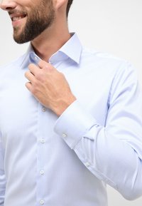 Eterna TWILL-HEMD - SLIM FIT - Chemise classique - hellblau