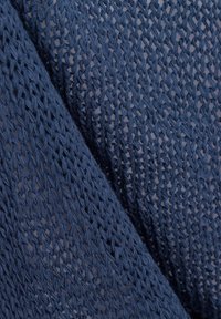 Marineblau gestrickter Stoff mit einer offenen Webstruktur, der ein lockeres, luftiges Design aufweist, das eine subtile Tiefe im Material schafft.