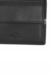 Billetera de cuero negro con acabado texturizado, que cuenta con múltiples ranuras para tarjetas, un sutil logotipo de chip RFID y un acento a rayas en la esquina.