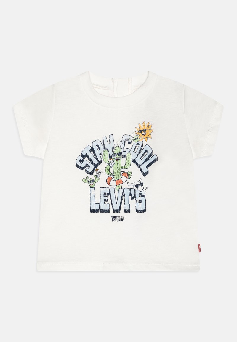 Biele tričko s krátkym rukávom s farebnou grafickou potlačou z kaktusov, slnkom a textom "STAY COOL LEVI'S" písmom v tučnom písme.