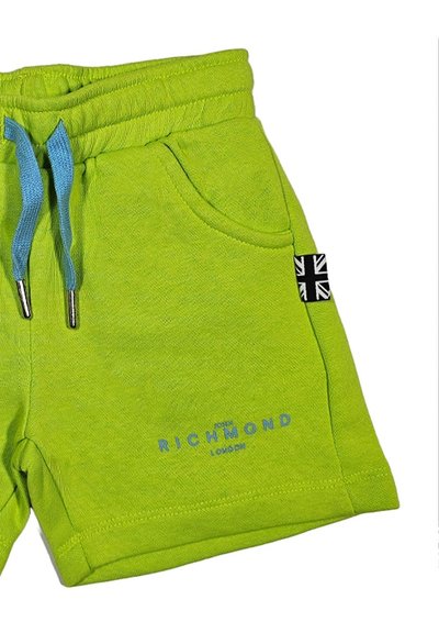 Shorts di cotone verde con cordini blu, dotati di tasche laterali e una piccola etichetta nera con un design della Union Jack bianco. Nome del marchio stampato nella parte anteriore.