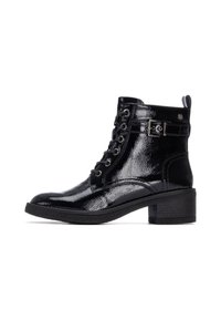 Botas de tobillo de charol negro con punta redonda, cordones en la parte delantera y detalle de hebilla lateral. Acabado texturizado y tacón cuadrado para mayor estabilidad.