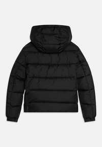 Giacca a vento nera con cappuccio, caratterizzata da un design trapuntato, polsini elastici e una texture liscia. Senza branding o dettagli visibili.