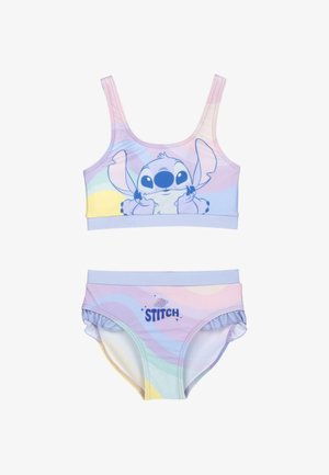 Costume da bagno due pezzi pastello con il personaggio dei cartoni animati Stitch sulla parte superiore e testo "STITCH" con grafica di un pianeta sotto.