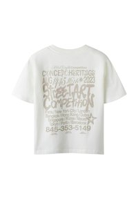 T-shirt bianco a maniche corte con testo grigio chiaro sul retro, che dettaglia un concorso di street art con vari nomi di città e informazioni di contatto.