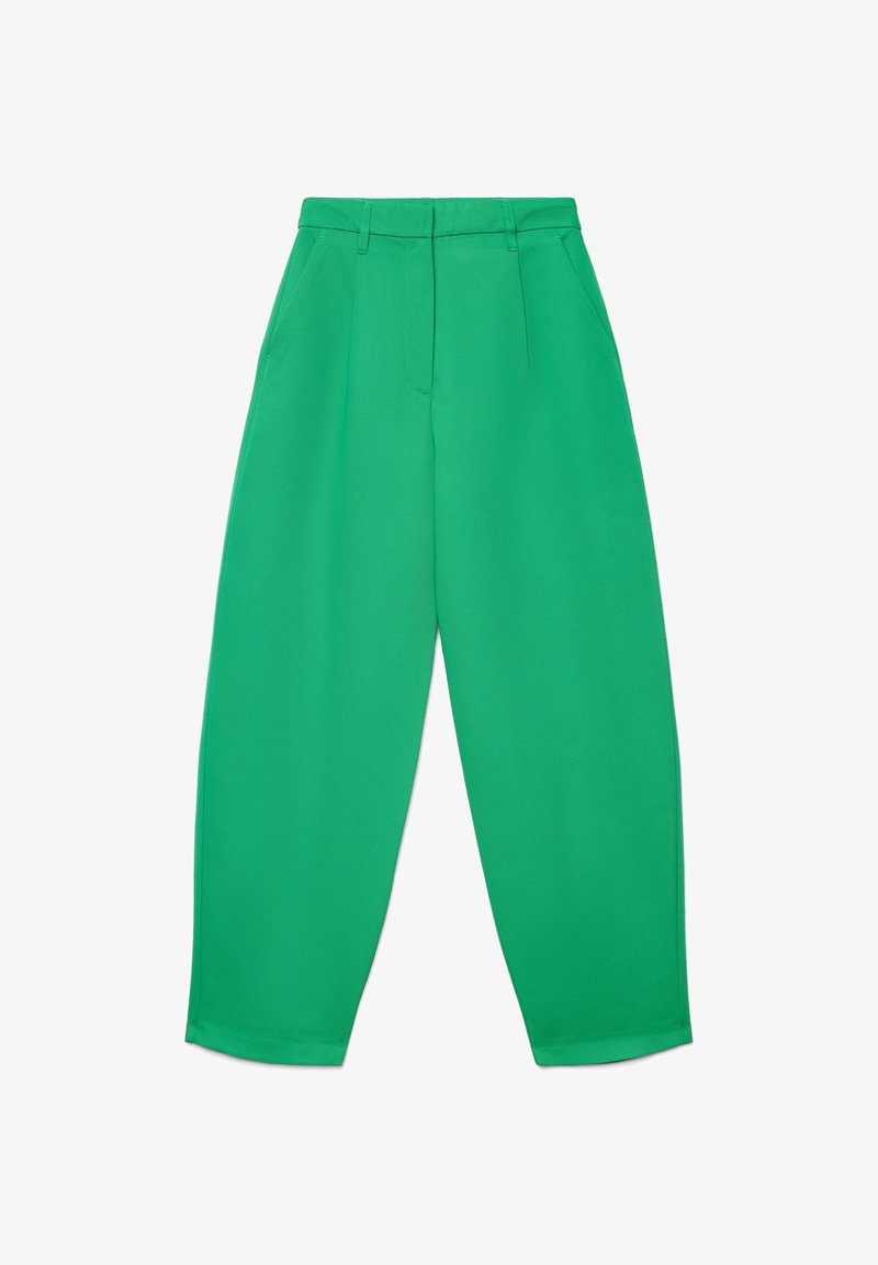 Grüne, weit geschnittene Hose aus glattem Stoff mit hoher Taille, zwei Seitentaschen und einem maßgeschneiderten Design ohne sichtbare Verschlüsse.