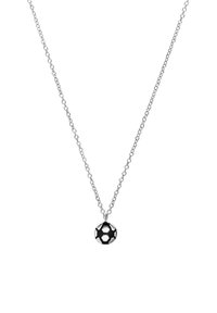 Zilveren ketting met een kleine, ronde hangers van een voetbal, met zwart-witte details, een gladde textuur en een minimalistisch ontwerp.