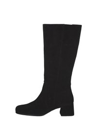 Bottes noires en suède, montantes jusqu'au genou, avec un bout carré et un talon bloc. Présentent une texture lisse et des détails de couture sur les côtés.