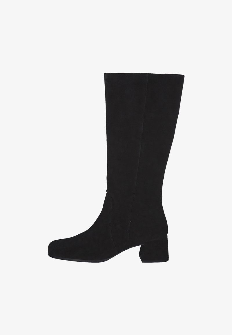 Bottes noires en suède, montantes jusqu'au genou, avec un bout carré et un talon bloc. Présentent une texture lisse et des détails de couture sur les côtés.