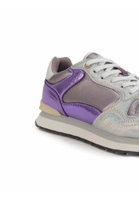 Sneaker con tomaia metallica viola e grigia, con una finitura testurizzata e accenti riflettenti. Chiusura con lacci e suola in gomma elegante.