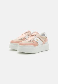 Rosa semsk og nett sneakers med hvite detaljer og en tykk hvit såle. Har snøring, logo detaljer, og en teksturert yttersåle.