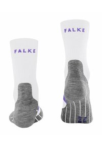 Calcetines deportivos blancos con la marca "FALKE" en púrpura. Secciones texturizadas en gris en el talón y la punta, con un diseño a rayas en las áreas grises.