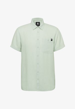 Hellgrünes kurzärmeliges Hemd mit Knöpfen, Kragen und einer einzelnen Brusttasche mit einem kleinen schwarzen Logotag.