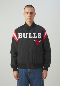 New Era NBA CHICAGO BULLS PANEL BOMBER - Klubu apģērbs - black/red