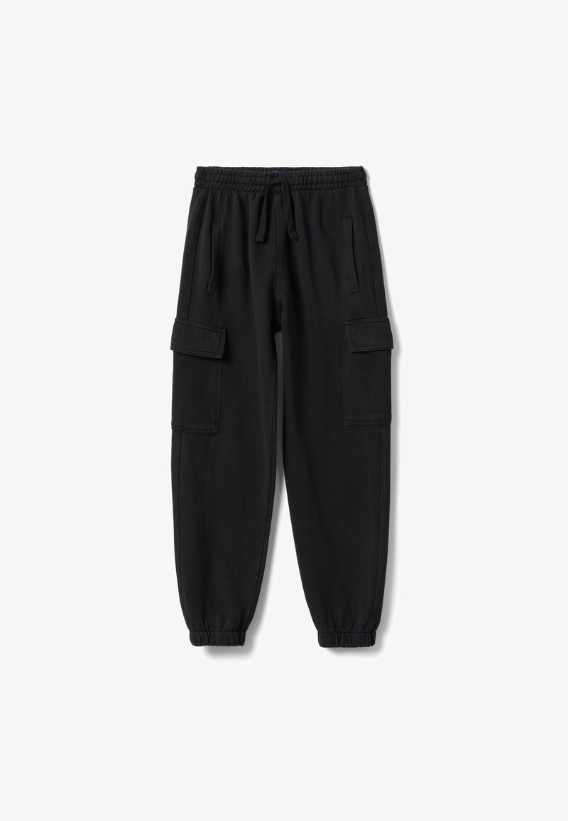 Pantalon jogger cargo noir avec taille élastique, cordon de serrage, poches latérales, poches cargo à rabat et poignets élastiques.