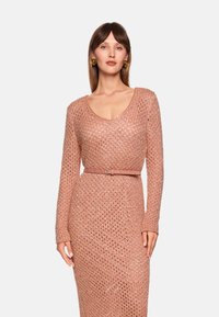 Strickkleid in zartem Pink mit Rundhalsausschnitt, langen Ärmeln und figurbetontem Schnitt. Verfügt über ein strukturiertes Muster und einen passenden Gürtel.